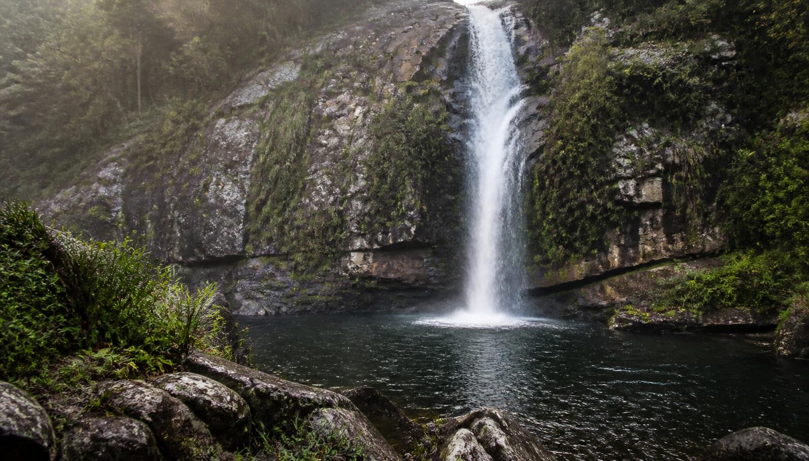 Cachoeira do Bongue caindo por um paredão de pedra em Serra dos Alves