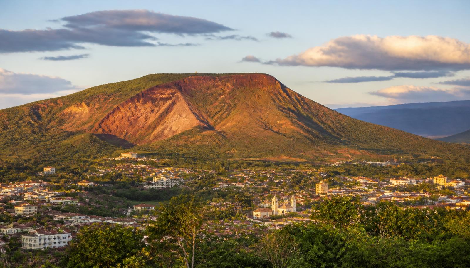 Vista do Pico do Cauê ao entardecer com a cidade de Itabira no vale